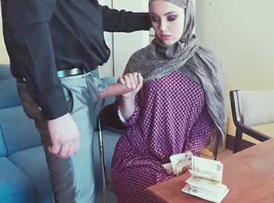 Mujer arabe recibe una oferta que no puede rechazar